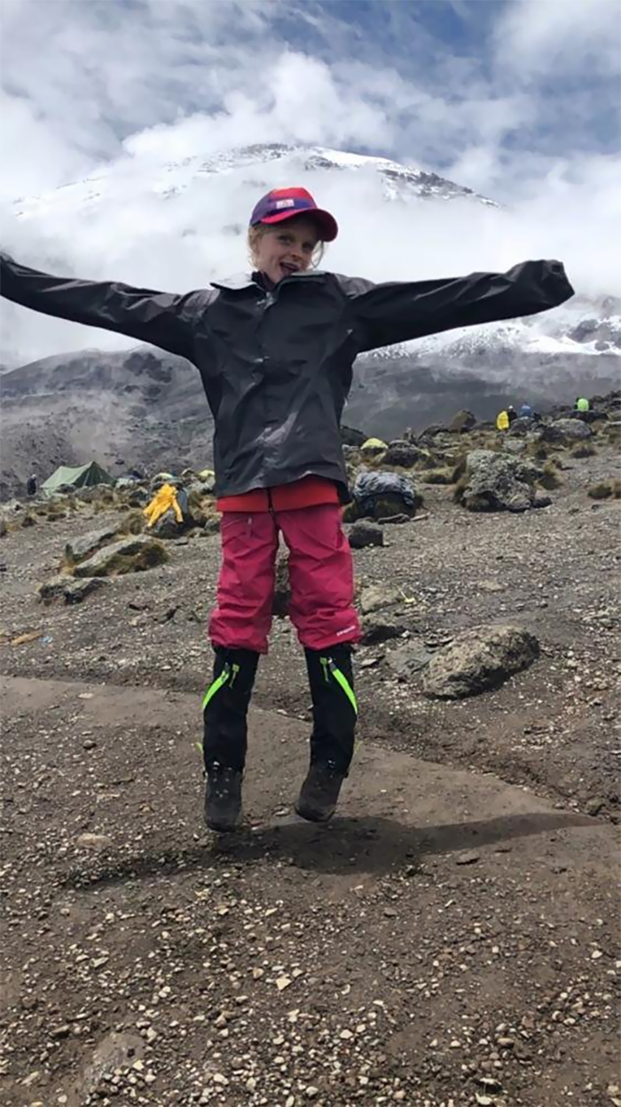 Фотография: 7-летняя девочка стала самой молодой покорительницей Килиманджаро в честь покойного отца №7 - BigPicture.ru