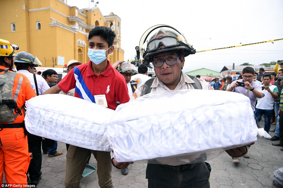 Фотография: Вулкан Фуэго в Гватемале за сутки убил 69 человек. Количество погибших растет №8 - BigPicture.ru