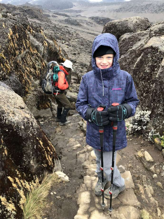 Фотография: 7-летняя девочка стала самой молодой покорительницей Килиманджаро в честь покойного отца №8 - BigPicture.ru