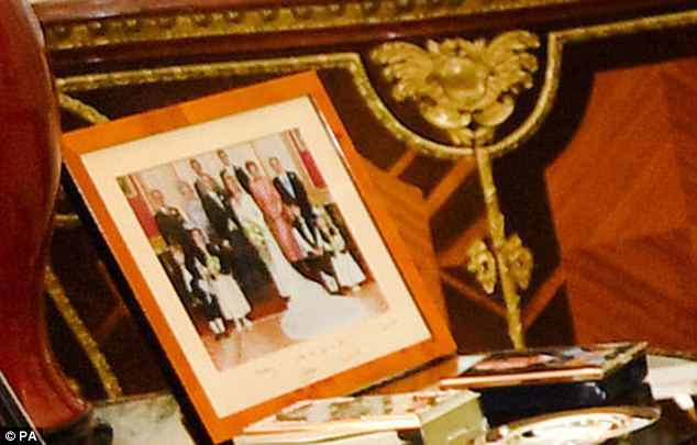 Фотография: Королева Елизавета убрала фото Меган Маркл с почетного места, где оно простояло всего неделю №7 - BigPicture.ru