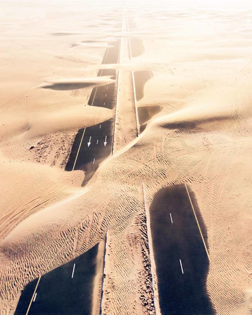 Фотография: Природа против человека: фотограф заснял с дрона, как пустыня пожирает Дубай и Абу-Даби №8 - BigPicture.ru
