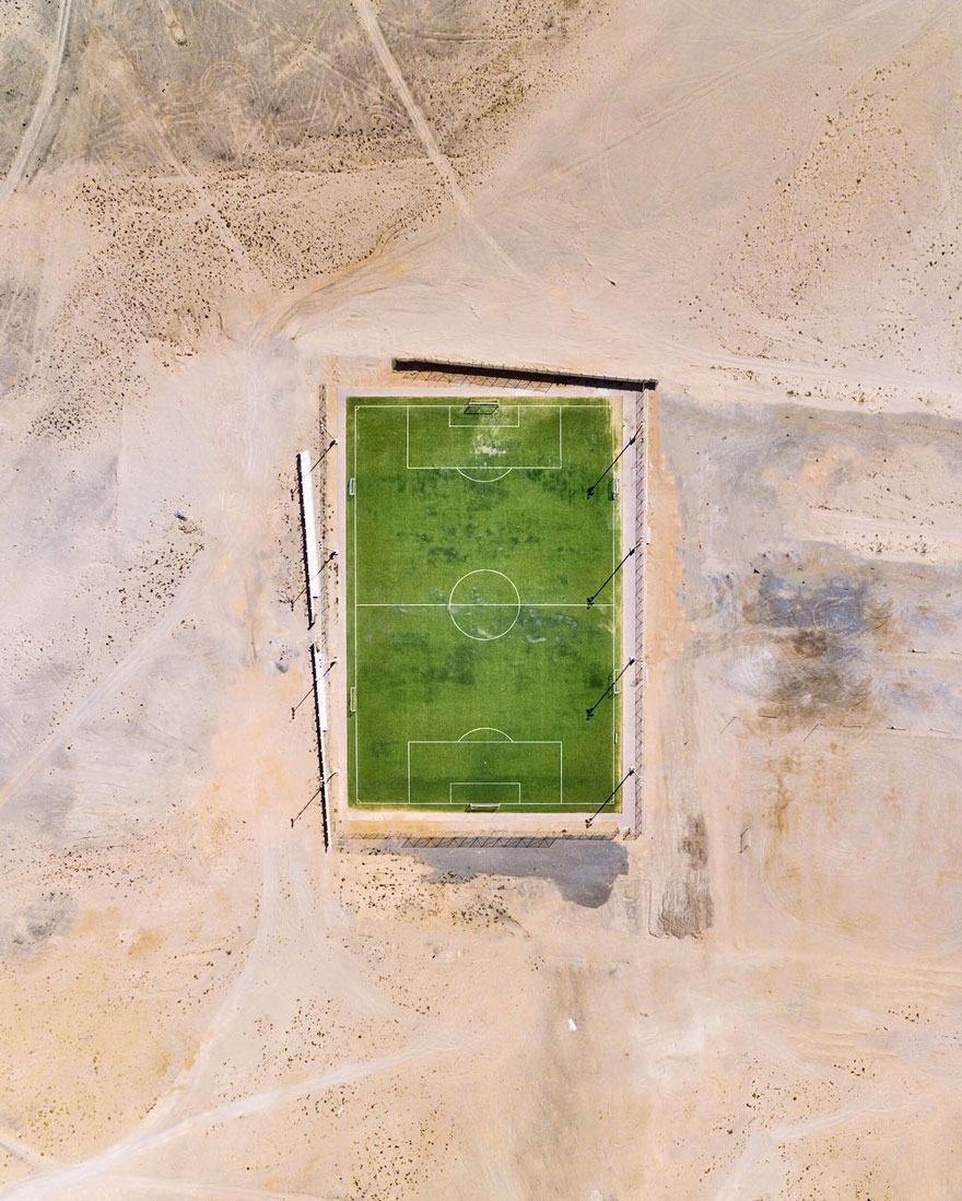 Фотография: Природа против человека: фотограф заснял с дрона, как пустыня пожирает Дубай и Абу-Даби №10 - BigPicture.ru