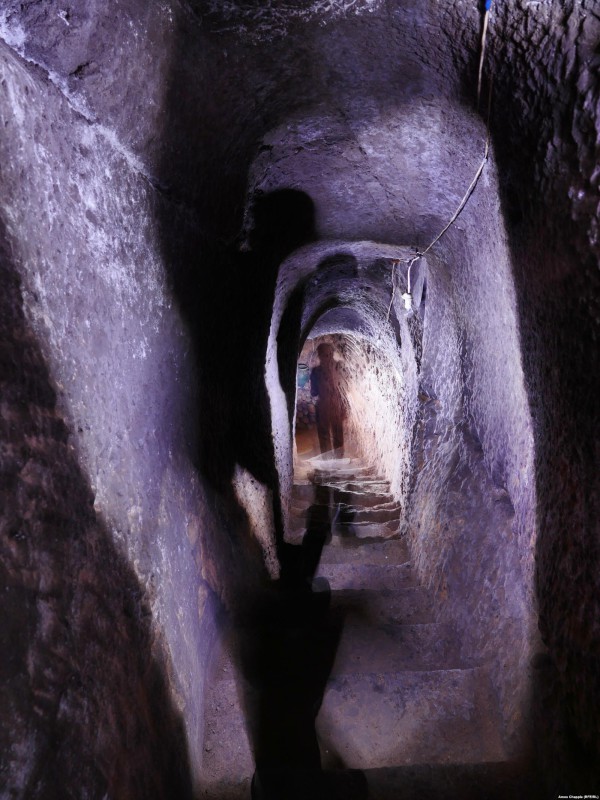 Фотография: Армянин копал хранилище для овощей, но увлекся и построил подземный храм №12 - BigPicture.ru