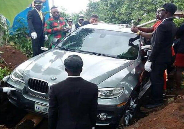 Бэха для бати: нигериец похоронил отца в роскошном внедорожнике вместо гроба