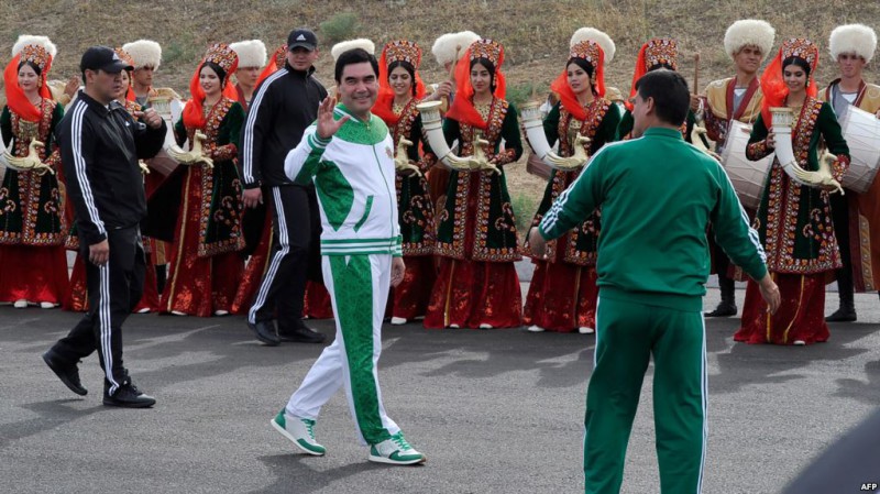Фотография: Железный занавес для туркмен: почему жителям Туркменистана запретили уезжать из страны №1 - BigPicture.ru