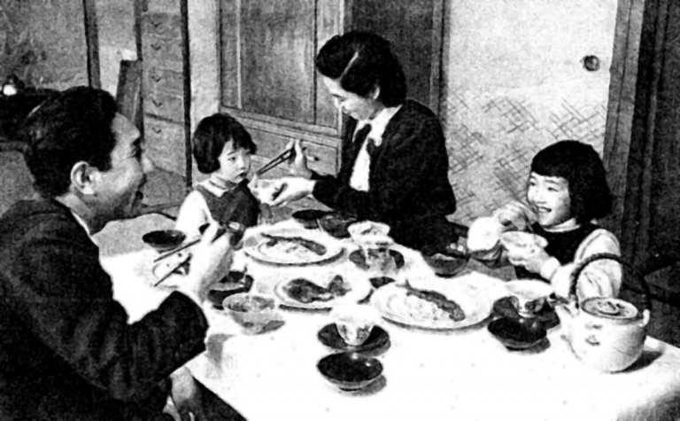Japanese_family_meal_in_1950s-768x475