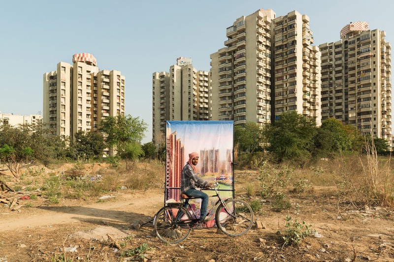 Фотография: Миллионеров в трущобах нет: зачем фотограф из Парижа снимает бедных людей на фоне роскошных индийских комплексов №9 - BigPicture.ru
