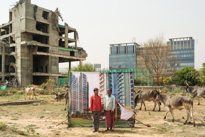 Фотография: Миллионеров в трущобах нет: зачем фотограф из Парижа снимает бедных людей на фоне роскошных индийских комплексов №3 - BigPicture.ru