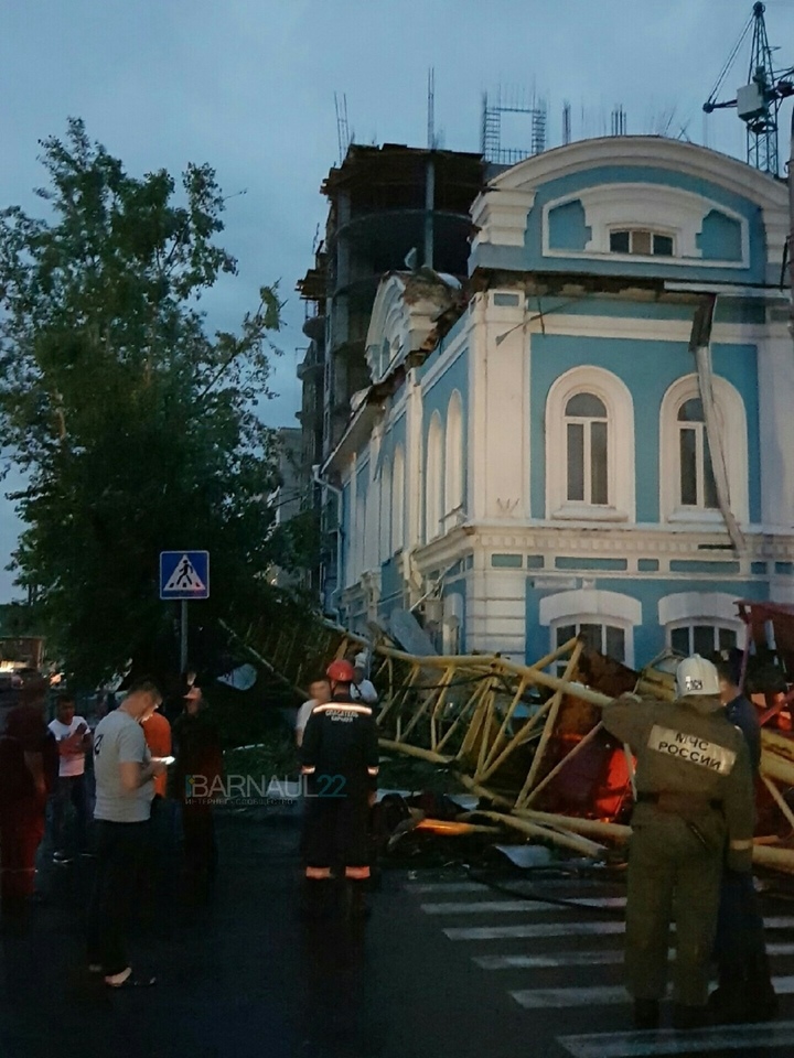 Фотография: Видео ЧП в Барнауле: падение строительного крана и машинист, спасающий земляков №2 - BigPicture.ru