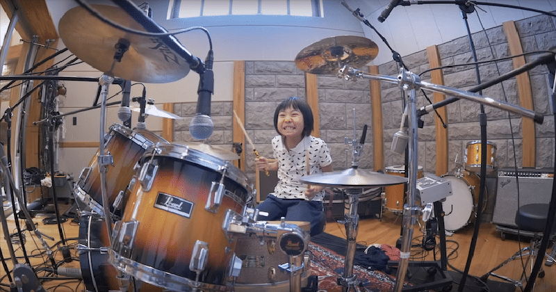 Фотография: 8-летняя девочка из Японии отжигает на барабанной установке. Даже Роберт Плант впечатлен №1 - BigPicture.ru
