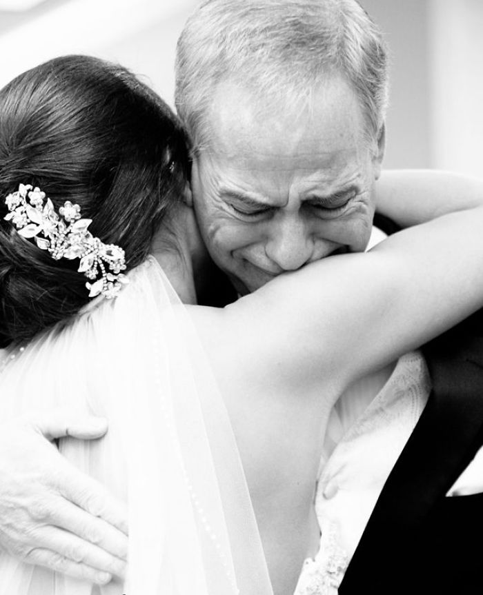 Фотография: 20 эмоциональных фото, на которых отцы впервые увидели своих дочерей в свадебных платьях №19 - BigPicture.ru
