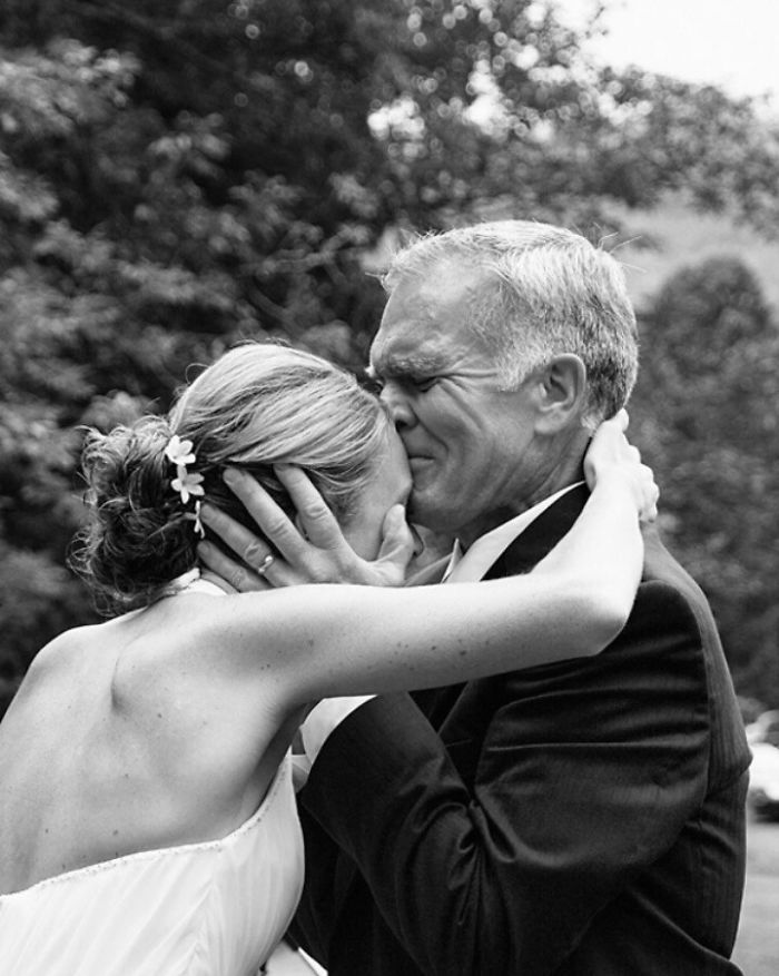 Фотография: 20 эмоциональных фото, на которых отцы впервые увидели своих дочерей в свадебных платьях №18 - BigPicture.ru