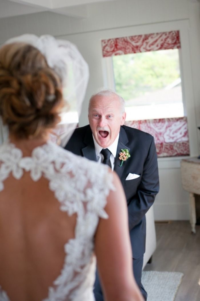 Фотография: 20 эмоциональных фото, на которых отцы впервые увидели своих дочерей в свадебных платьях №17 - BigPicture.ru