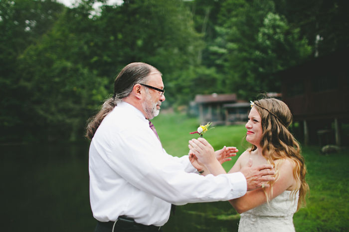 Фотография: 20 эмоциональных фото, на которых отцы впервые увидели своих дочерей в свадебных платьях №13 - BigPicture.ru