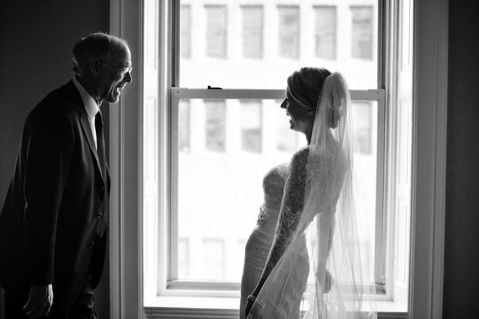 Фотография: 20 эмоциональных фото, на которых отцы впервые увидели своих дочерей в свадебных платьях №11 - BigPicture.ru