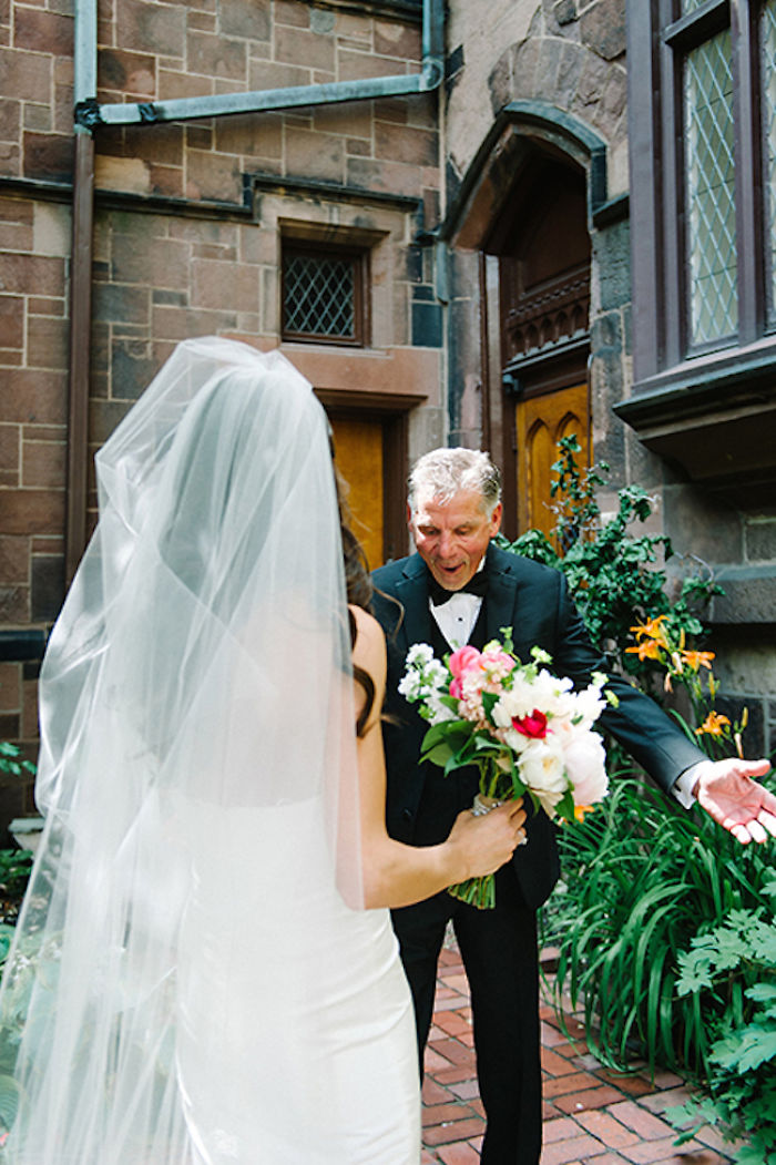 Фотография: 20 эмоциональных фото, на которых отцы впервые увидели своих дочерей в свадебных платьях №10 - BigPicture.ru