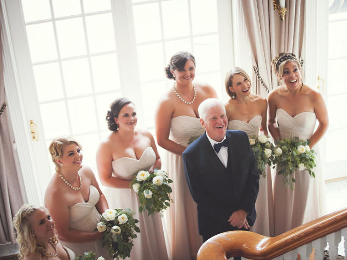 Фотография: 20 эмоциональных фото, на которых отцы впервые увидели своих дочерей в свадебных платьях №12 - BigPicture.ru