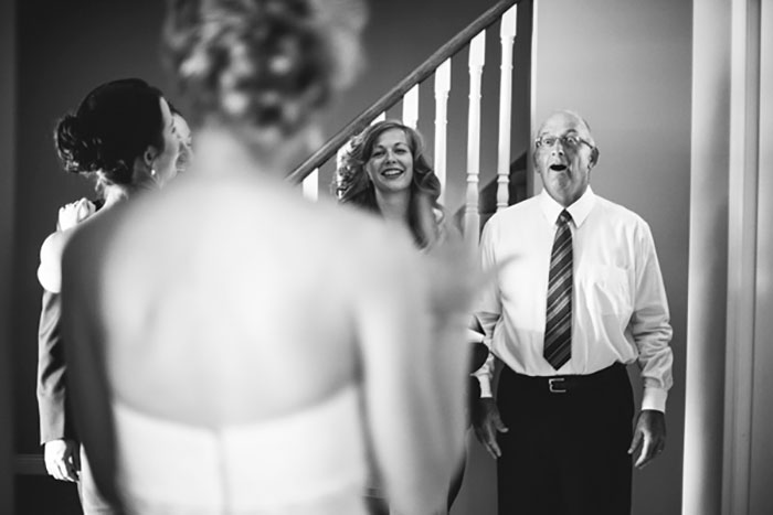 Фотография: 20 эмоциональных фото, на которых отцы впервые увидели своих дочерей в свадебных платьях №8 - BigPicture.ru