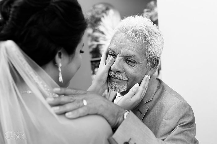 Фотография: 20 эмоциональных фото, на которых отцы впервые увидели своих дочерей в свадебных платьях №7 - BigPicture.ru