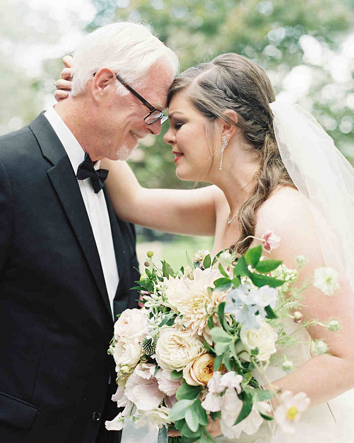 Фотография: 20 эмоциональных фото, на которых отцы впервые увидели своих дочерей в свадебных платьях №4 - BigPicture.ru
