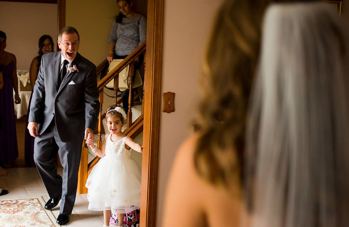 Фотография: 20 эмоциональных фото, на которых отцы впервые увидели своих дочерей в свадебных платьях №3 - BigPicture.ru