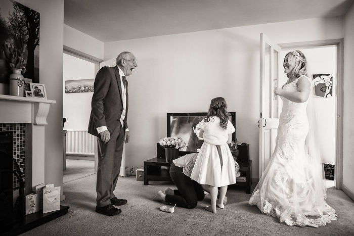 Фотография: 20 эмоциональных фото, на которых отцы впервые увидели своих дочерей в свадебных платьях №2 - BigPicture.ru