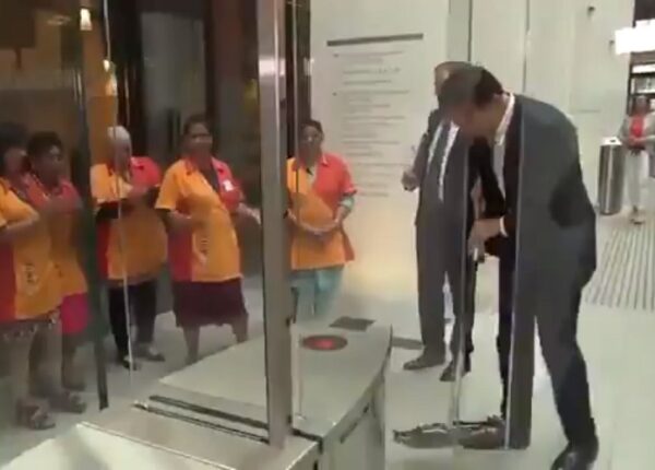 А что, так можно было? Премьер Нидерландов сам помыл полы в парламенте после разлитого кофе