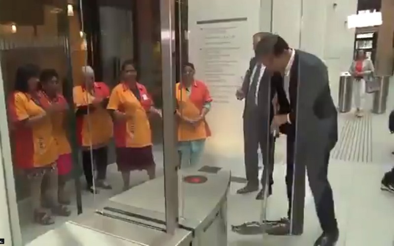 Фотография: А что, так можно было? Премьер Нидерландов сам помыл полы в парламенте после разлитого кофе №1 - BigPicture.ru