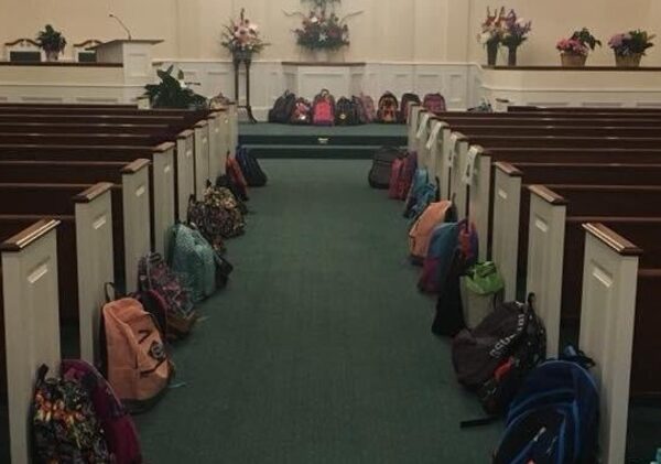 Умирающая учительница попросила принести на ее похороны вместо цветов портфели для малоимущих детей