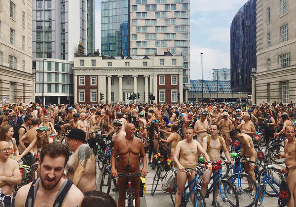 Голый велопробег: сотни людей проехались по улицам Лондона в чем мать родила