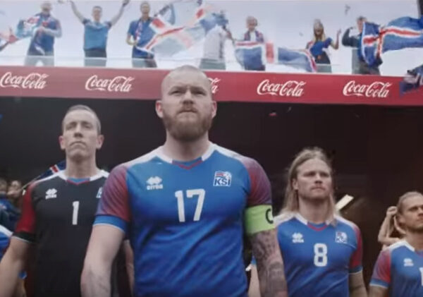 Вратарь сборной Исландии по футболу подрабатывает режиссером в Coca-Cola