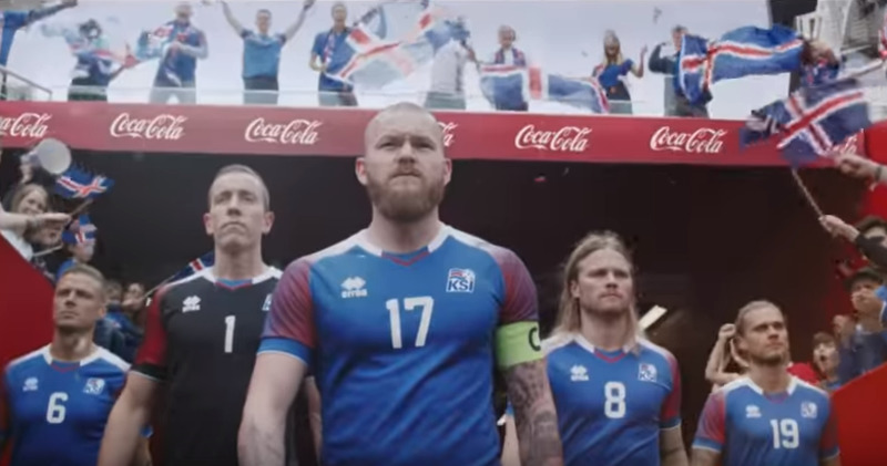 Фотография: Вратарь сборной Исландии по футболу подрабатывает режиссером в Coca-Cola №1 - BigPicture.ru