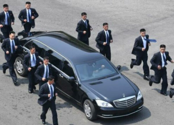 Люди в костюмах: кто такие бегущие телохранители Ким Чен Ына