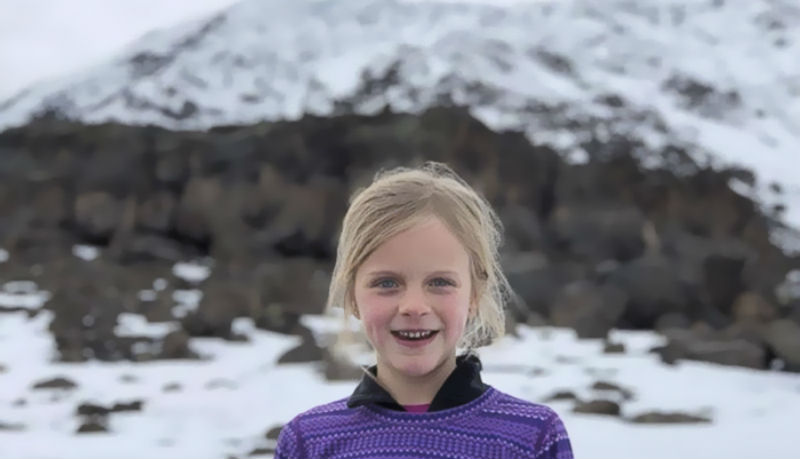 Фотография: 7-летняя девочка стала самой молодой покорительницей Килиманджаро в честь покойного отца №1 - BigPicture.ru
