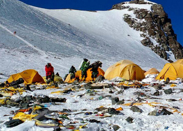 Как Эверест превратили в самую высокогорную помойку