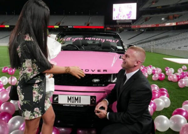 Все женщины мира завидуют: тренер сделал предложение девушке, прокатив на вертолете и подарив розовый Range Rover
