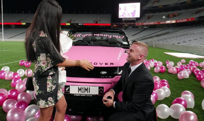Фотография: Все женщины мира завидуют: тренер сделал предложение девушке, прокатив на вертолете и подарив розовый Range Rover №1 - BigPicture.ru