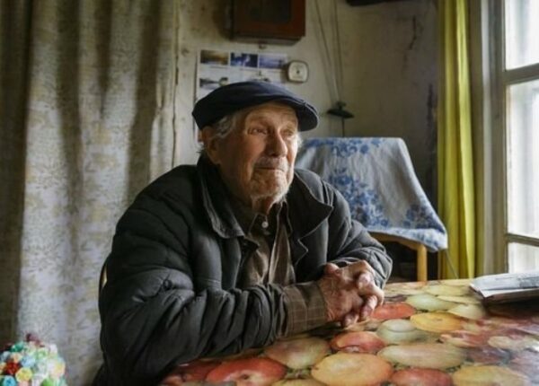 «Я на дом копил, но им нужнее»: одинокий 85-летний учитель истории отдал миллион рублей сиротам