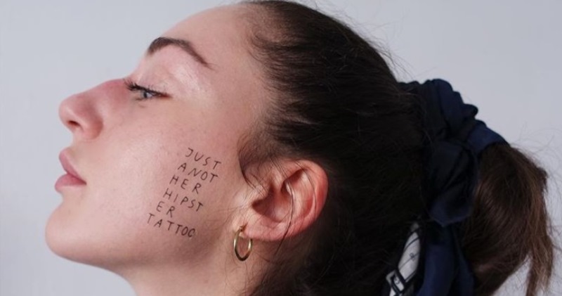 Фотография: Татуировщик бьет на лицах и ступнях людей надписи, которые выбирает сам №1 - BigPicture.ru