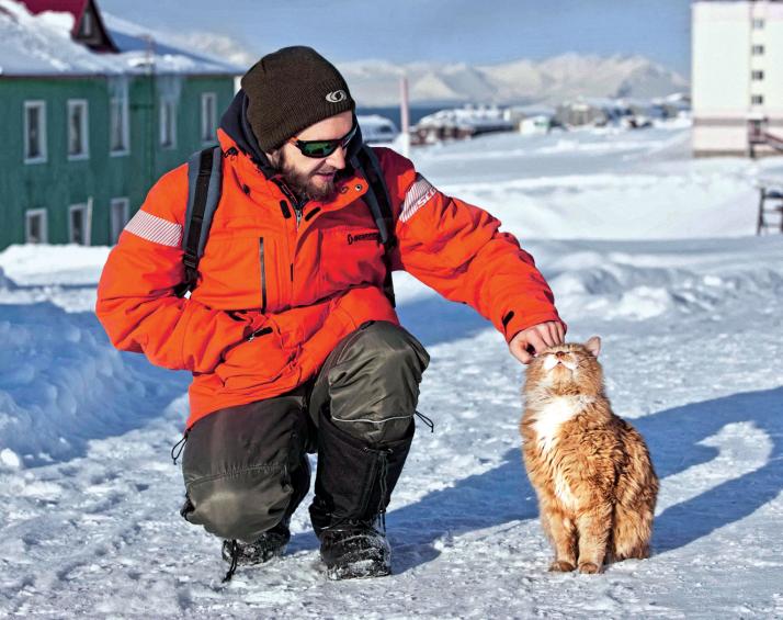 Фотография: Джеймс Кот: почему единственный кот Шпицбергена скрывается под чужими документами №4 - BigPicture.ru