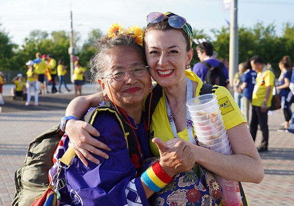 Япона дар: бабушка-фанатка подарила свое счастливое кимоно болельщице из Колумбии после матча в Саранске