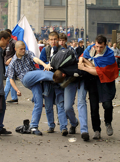 Фотография: Жестоко и страшно: ровно 16 лет назад футбольные фанаты разгромили Манежную площадь №6 - BigPicture.ru