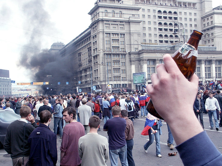 Фотография: Жестоко и страшно: ровно 16 лет назад футбольные фанаты разгромили Манежную площадь №2 - BigPicture.ru
