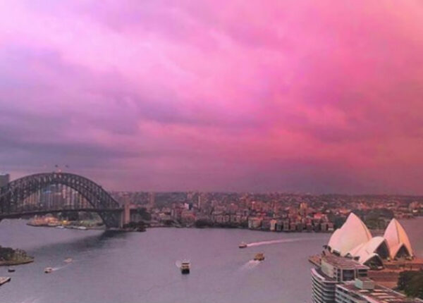 Сидней в розовых тонах: перед штормом небо над городом окрасилось в розовый, и Instagram сошел с ума