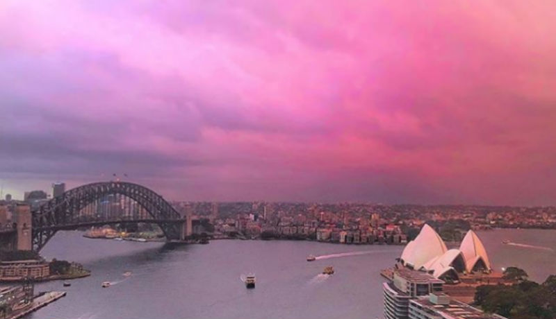 Фотография: Сидней в розовых тонах: перед штормом небо над городом окрасилось в розовый, и Instagram сошел с ума №1 - BigPicture.ru