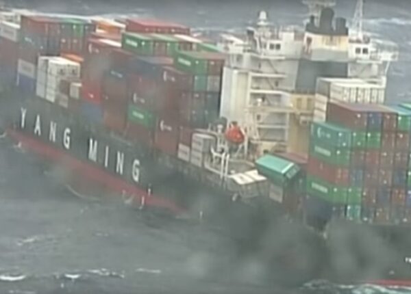 Сухогруз «потерял» 83 контейнера с посылками из Китая у берегов Австралии. Видео