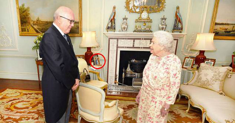 Фотография: Королева Елизавета убрала фото Меган Маркл с почетного места, где оно простояло всего неделю №1 - BigPicture.ru