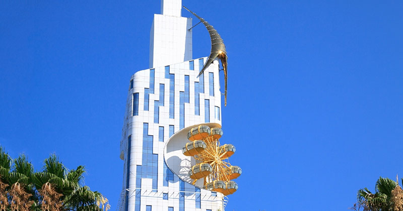 Фотография: Красиво и бессмысленно: первое в мире колесо обозрения на фасаде небоскреба в Батуми №1 - BigPicture.ru