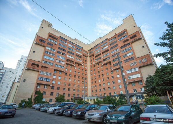 Обычный с виду, замысловатый внутри: уникальный дом-загадка в Минске с 3-уровневыми квартирами