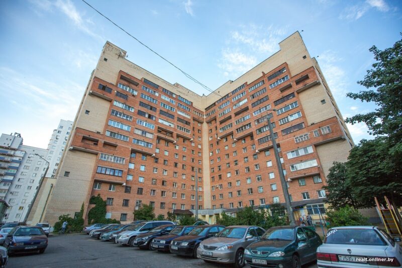 Обычный с виду, замысловатый внутри: уникальный дом-загадка в Минске с 3-уровневыми квартирами